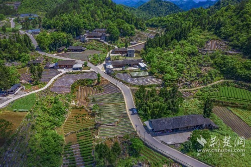宣恩縣椒園集鎮(zhèn)至鑼圈巖段公路，全長8公里，途經(jīng)椒園村、涼風(fēng)村、鑼圈巖村，該公路建成既有效帶動沿線煙葉等產(chǎn)業(yè)發(fā)展，又是曜天眼景區(qū)的