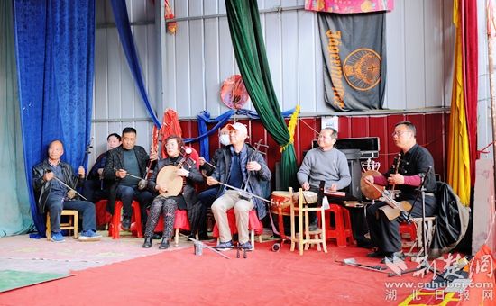 7.紅安縣文旅局老藝術家們現(xiàn)場伴奏.jpg.jpg