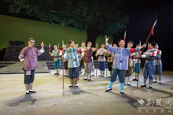 革命歷史題材楚劇《天明天亮》演出現(xiàn)場(chǎng)。通訊員供圖.webp.jpg