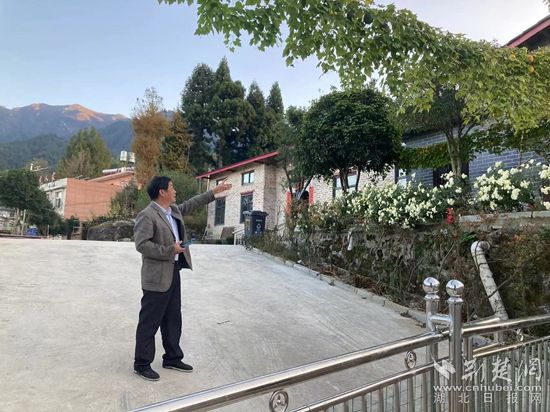 何道關向記者介紹情況 黃錚 攝_副本.jpg.jpg