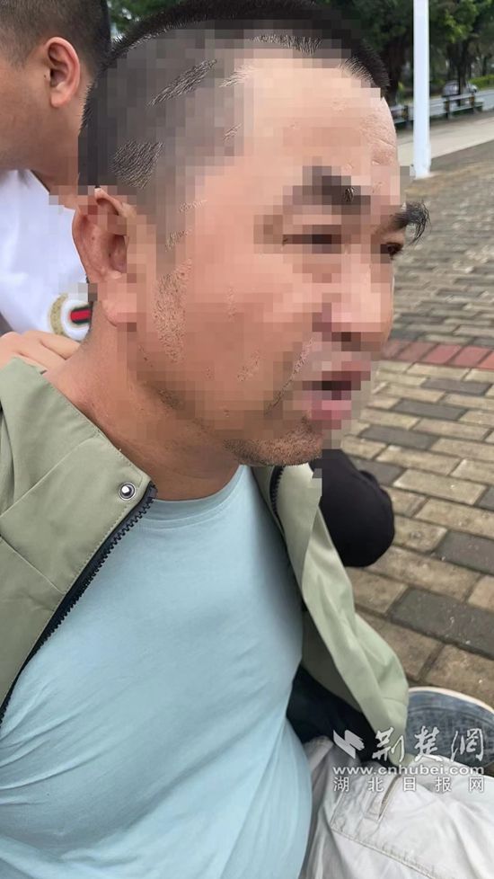 郭某正在海堤邊抽煙，民警將其控制.jpg.jpg