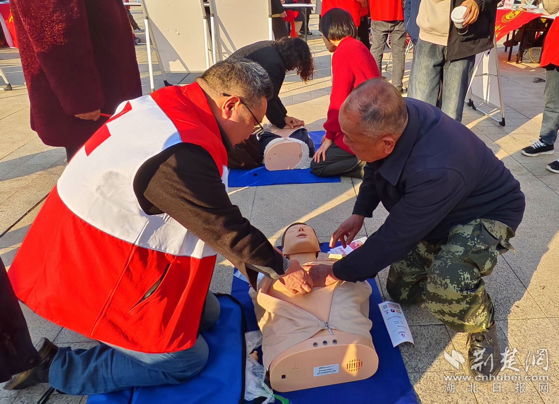 紅十字會(huì)志愿者現(xiàn)場教授急救知識(shí)李夢婷 攝 .jpg.jpg