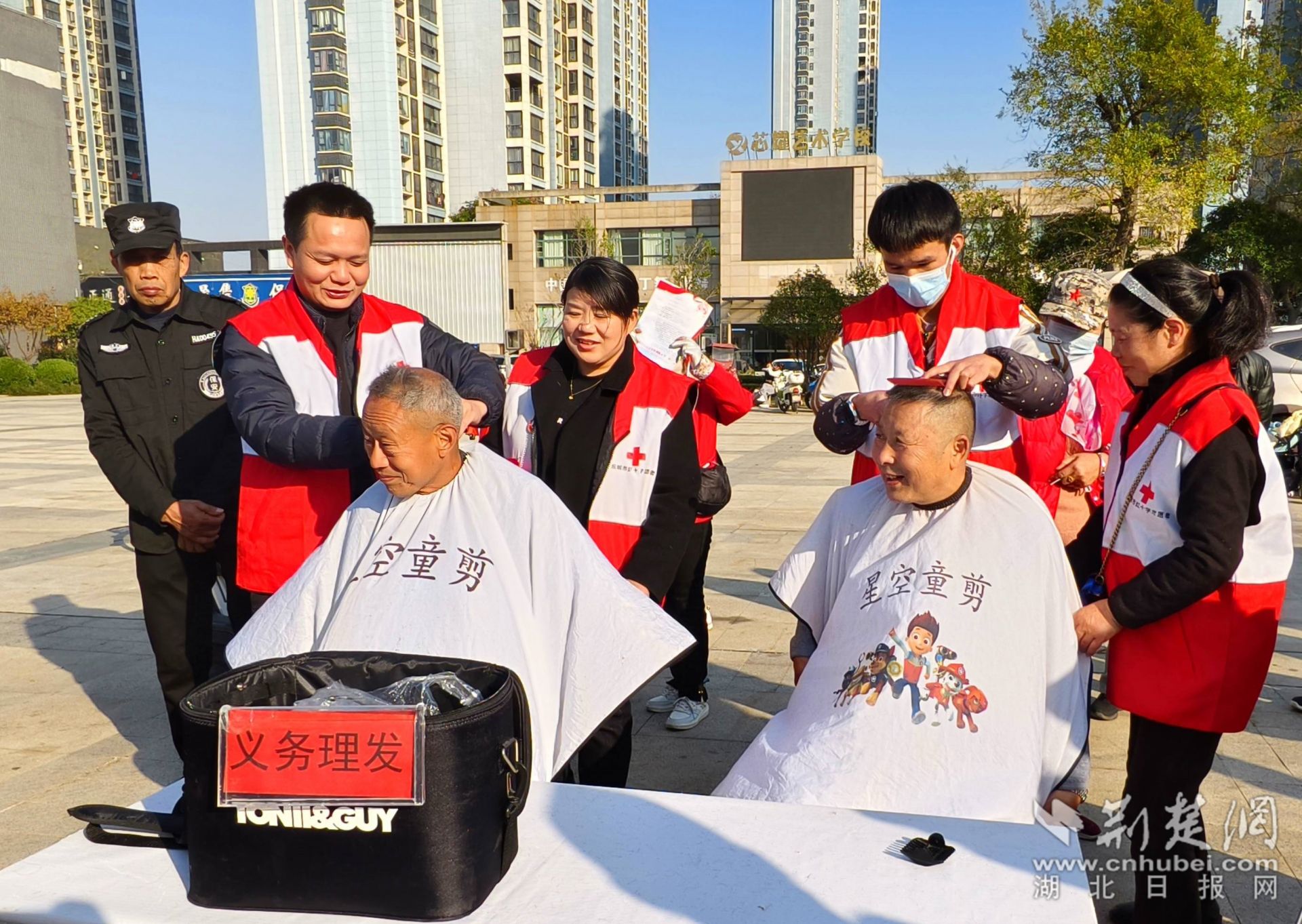 紅十字會(huì)志愿者開展義務(wù)理發(fā)  李夢婷攝.jpg.jpg